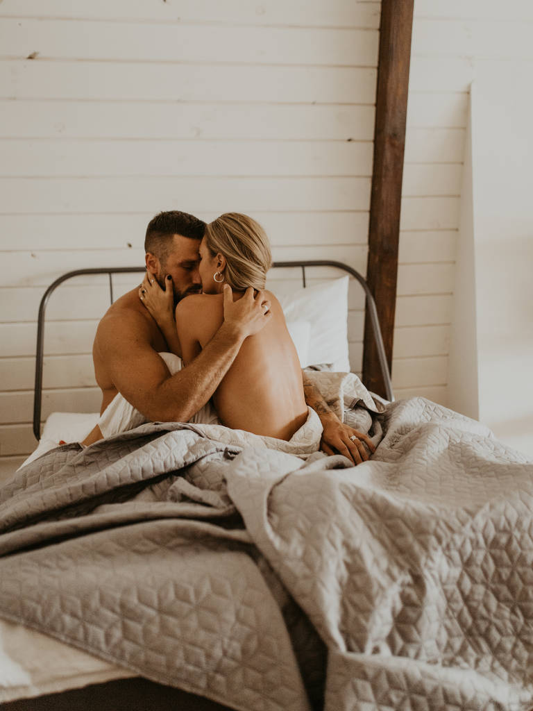 krásný milující pár líbání v posteli - Fotografie, Obrázek