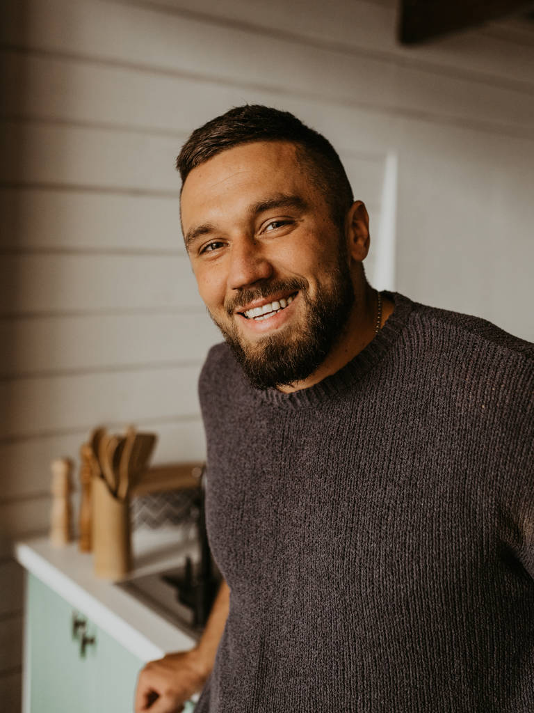 Porträt eines gutaussehenden Mannes in der Küche - Foto, Bild