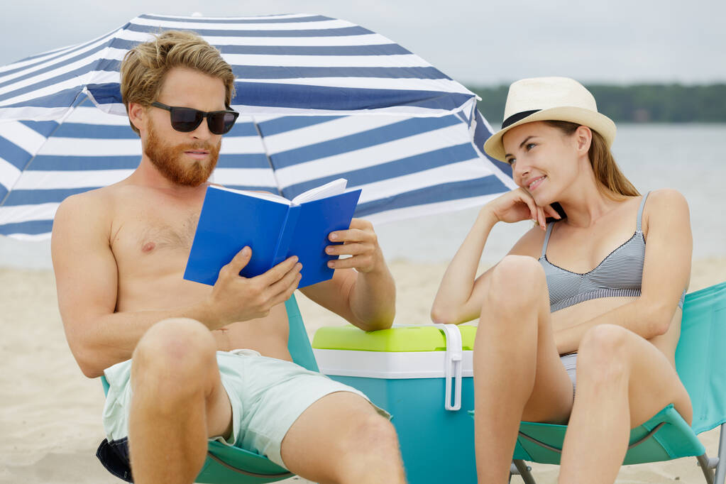 coppia sulla spiaggia lettura libro - Foto, immagini