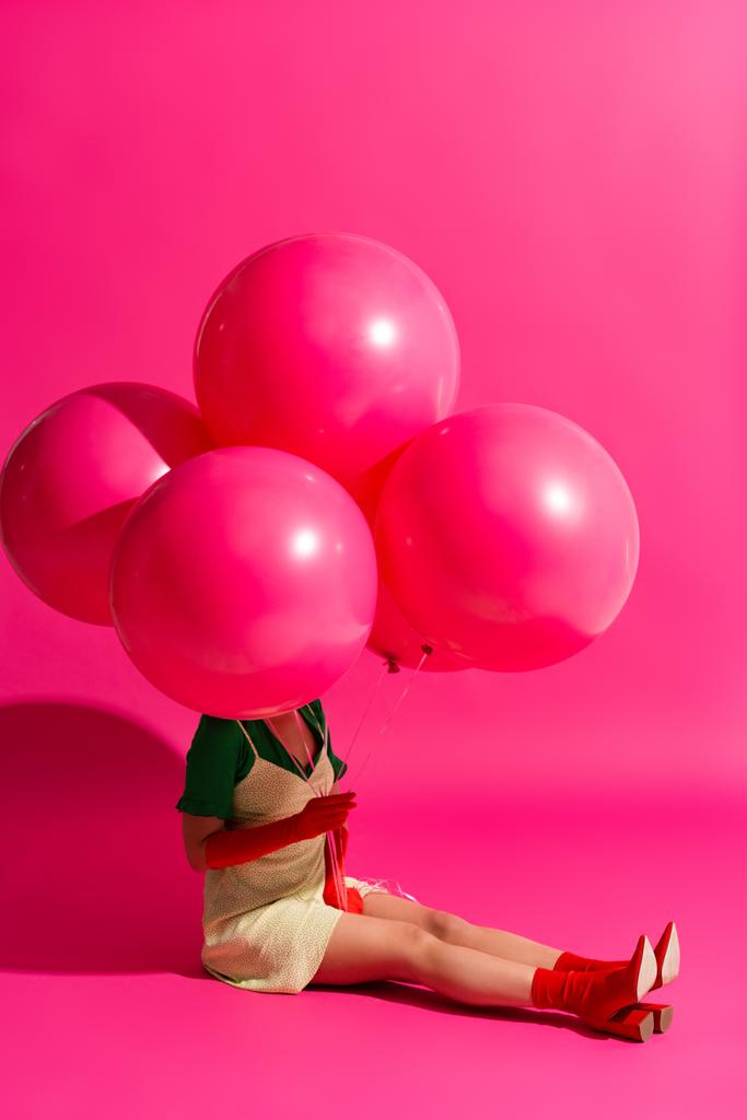 hermosa joven sosteniendo globos en rosa
 - Foto, imagen