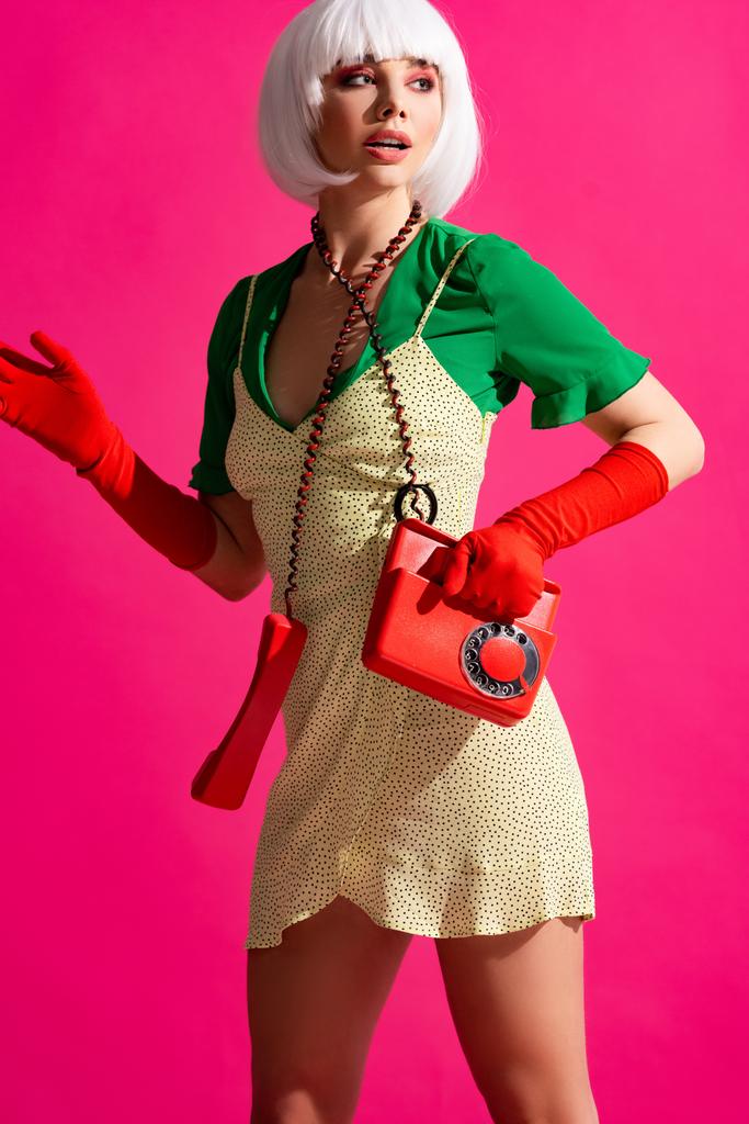 surprise pop art fille en perruque blanche avec téléphone vintage, isolé sur rose
 - Photo, image