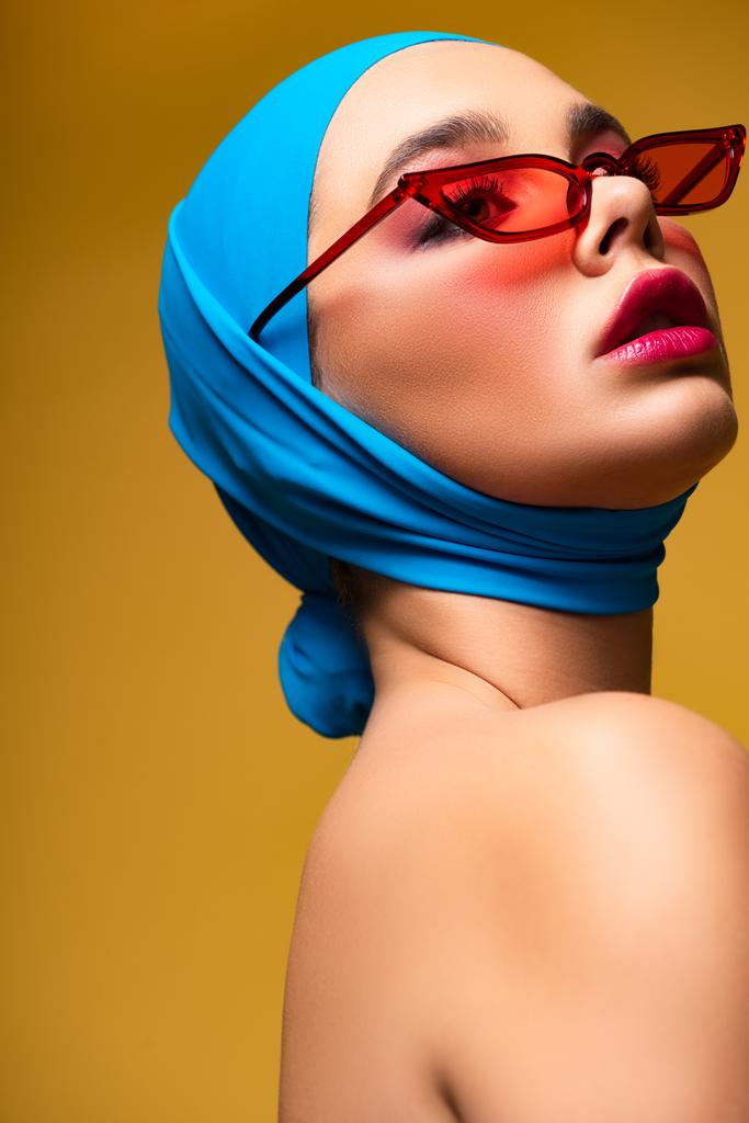 chica sensual de moda en bufanda de moda y gafas de sol rojas, en amarillo
 - Foto, imagen