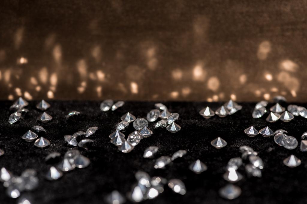 Foco seletivo de pedras preciosas na superfície de veludo com reflexão
 - Foto, Imagem