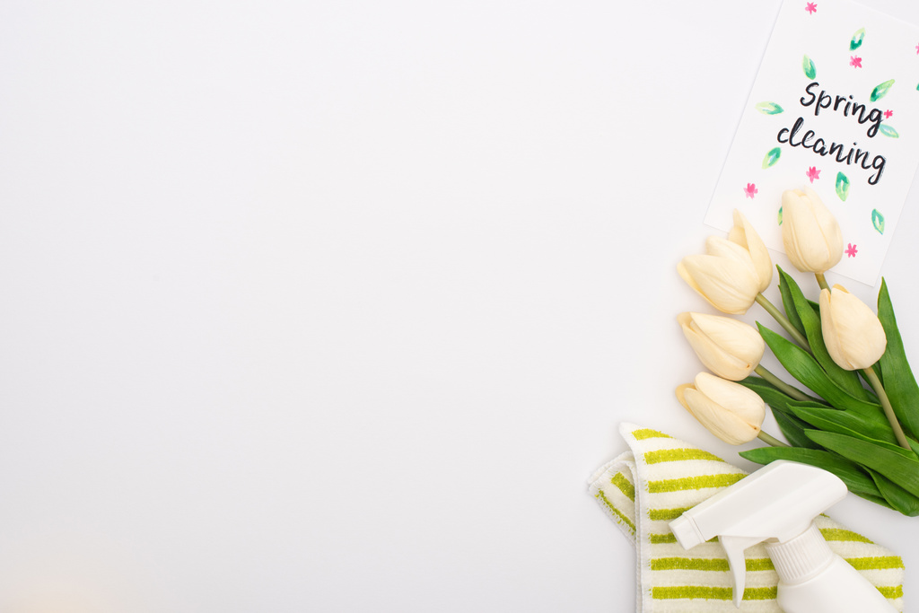 вид зверху весняних тюльпанів і приладдя для прибирання біля весняної картки для прибирання на білому тлі
 - Фото, зображення
