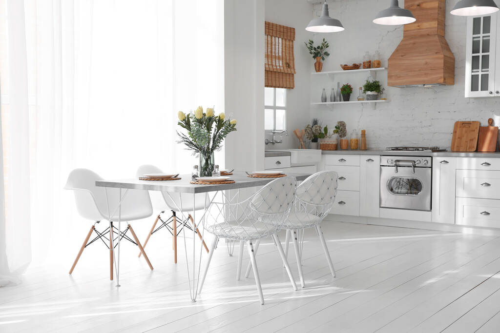 Mooi keukeninterieur met nieuwe stijlvolle meubels - Foto, afbeelding