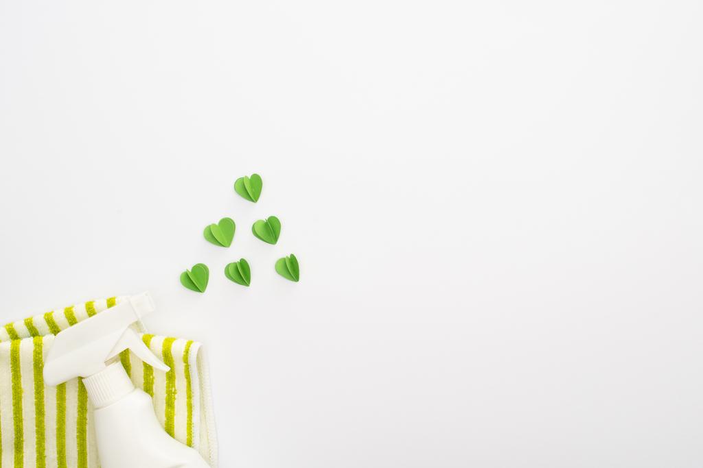 κορυφαία άποψη των προμηθειών καθαρισμού και πράσινες καρδιές σε λευκό φόντο - Φωτογραφία, εικόνα