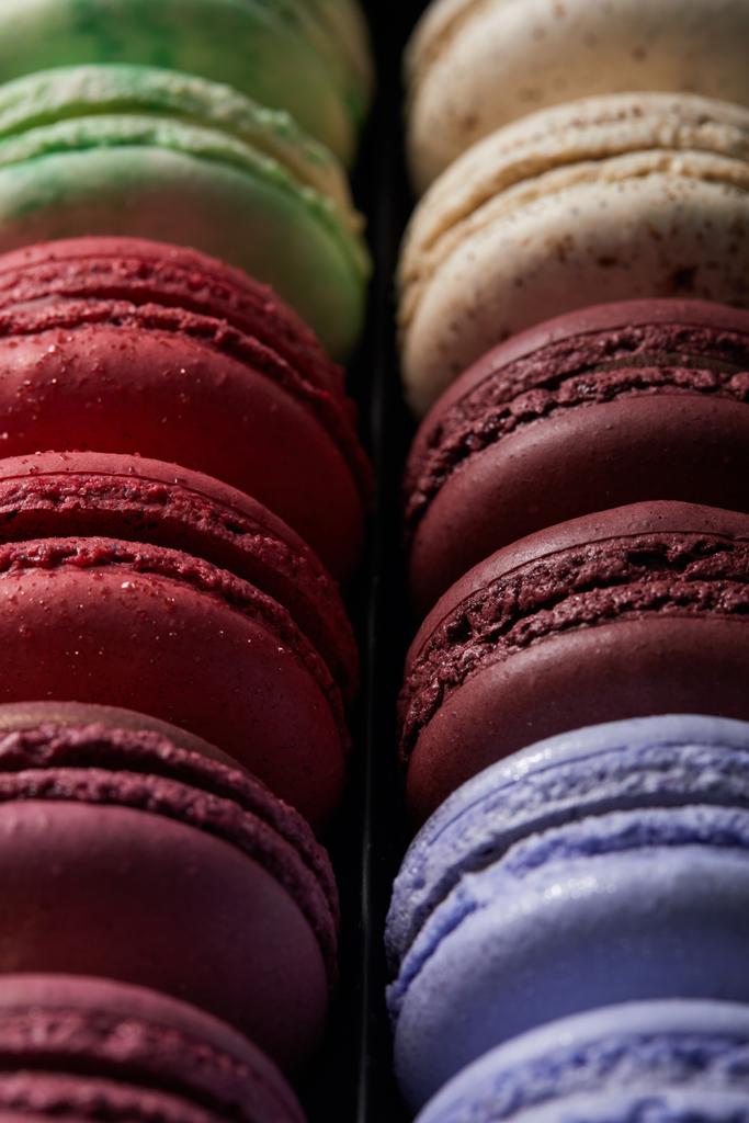 макро вид на различные вкусные красочные французские макароны
 - Фото, изображение