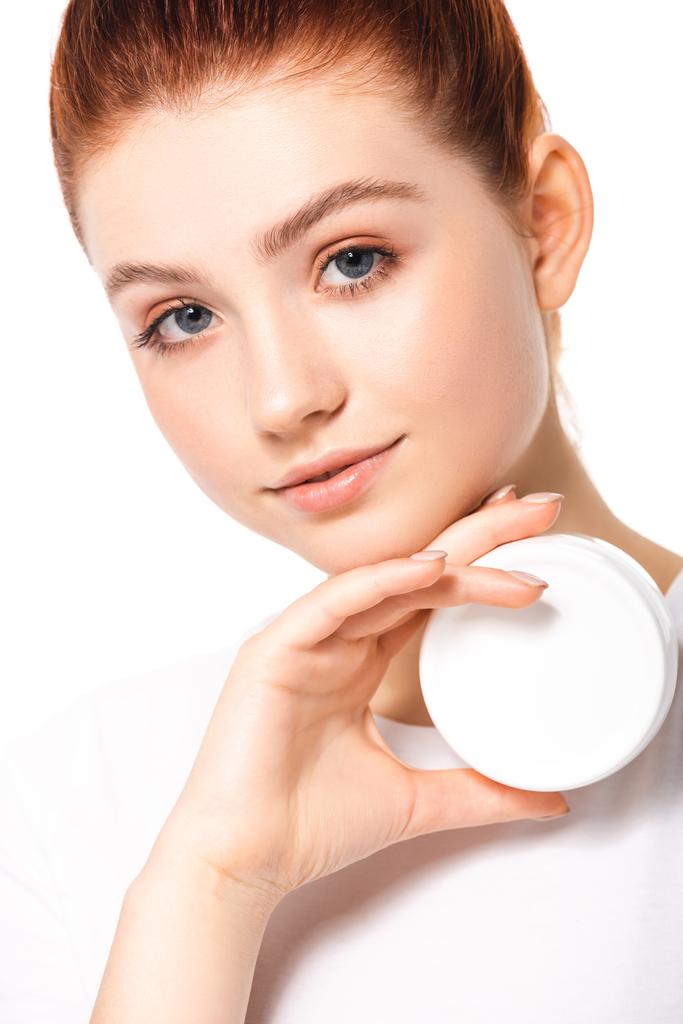 aantrekkelijk tiener meisje met perfecte huid vasthouden plastic container met cosmetische crème, geïsoleerd op wit - Foto, afbeelding