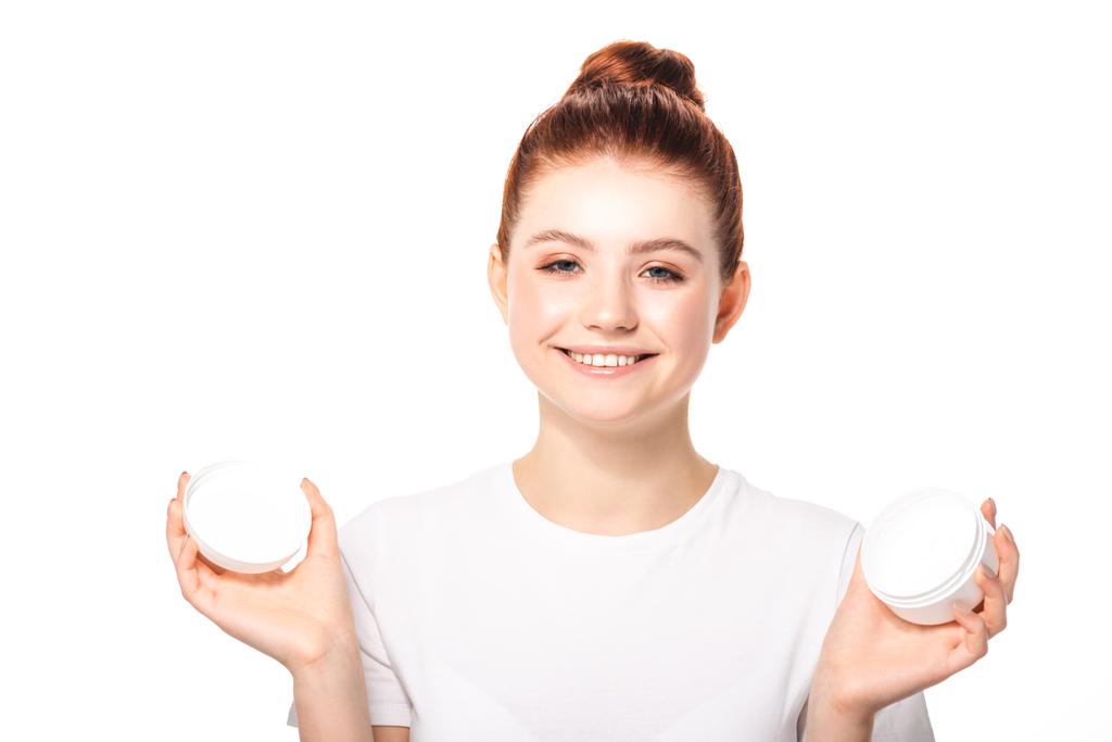 adolescente positivo com pele perfeita segurando recipiente de plástico com creme cosmético, isolado em branco
 - Foto, Imagem