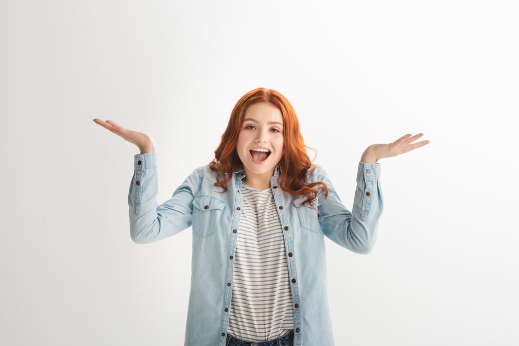 emotionale rothaarige Teenagerin mit Achselzucken-Geste, isoliert auf weiß - Foto, Bild