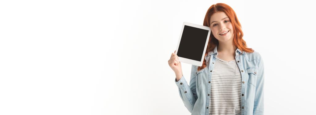 panoraama laukaus onnellinen nainen teini osoittaa digitaalinen tabletti tyhjä näyttö, eristetty valkoinen
 - Valokuva, kuva