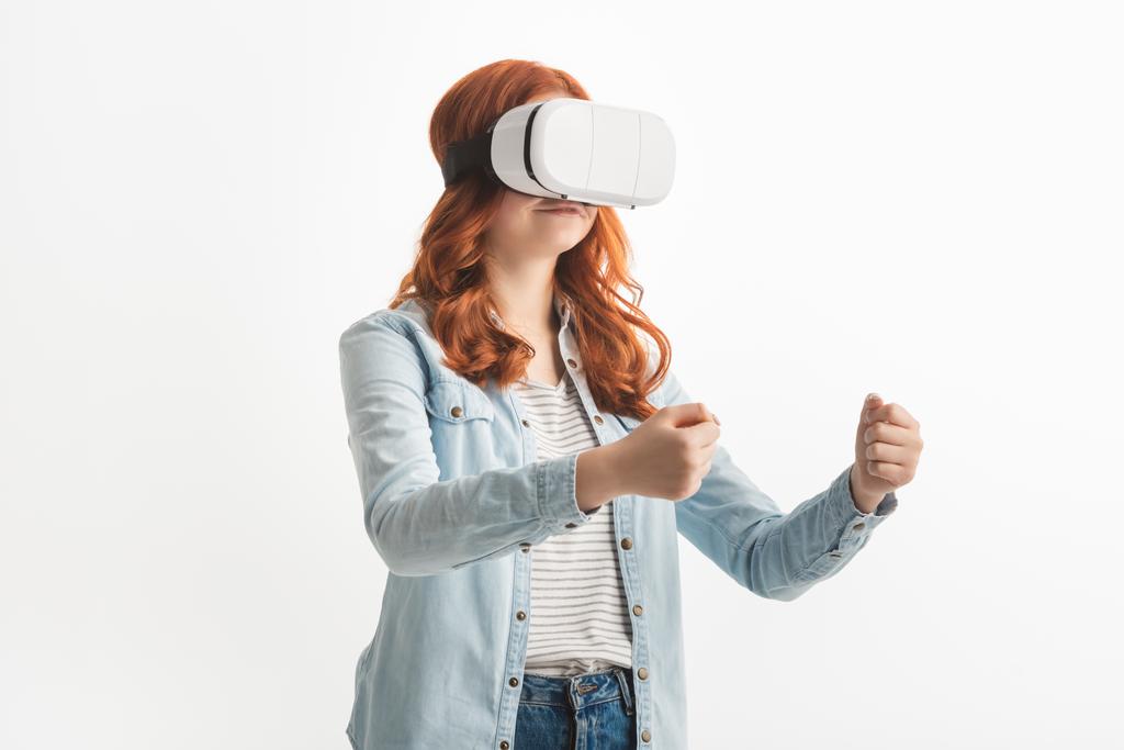 vörös hajú tinédzser gesztikulál és használ virtuális valóság headset, elszigetelt fehér - Fotó, kép