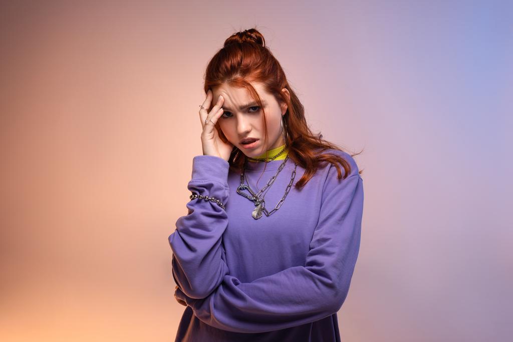 krásná frustrovaná zrzka teen dívka, na fialové a béžové  - Fotografie, Obrázek