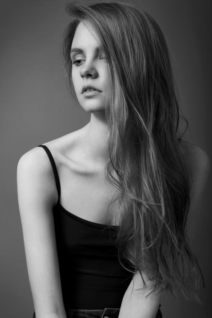 Сексуальная молодая женщина с длинными волосами
 - Фото, изображение