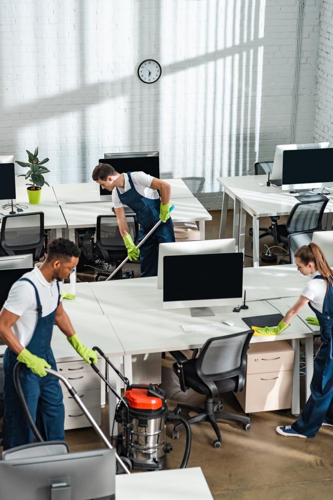 equipe multicultural de limpadores que trabalham no moderno escritório de espaço aberto
 - Foto, Imagem