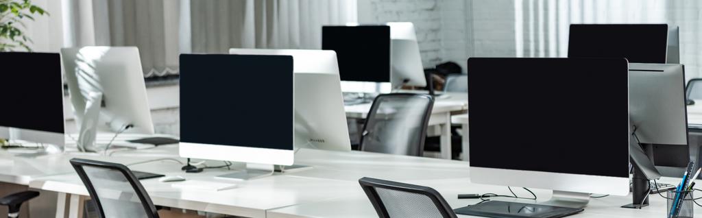 白い机の上にコンピュータモニターがあるオープンスペースのオフィスのパノラマ写真 - 写真・画像