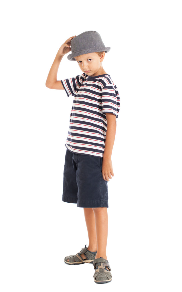 Мальчик в полосатой футболке и шляпе
 - Фото, изображение