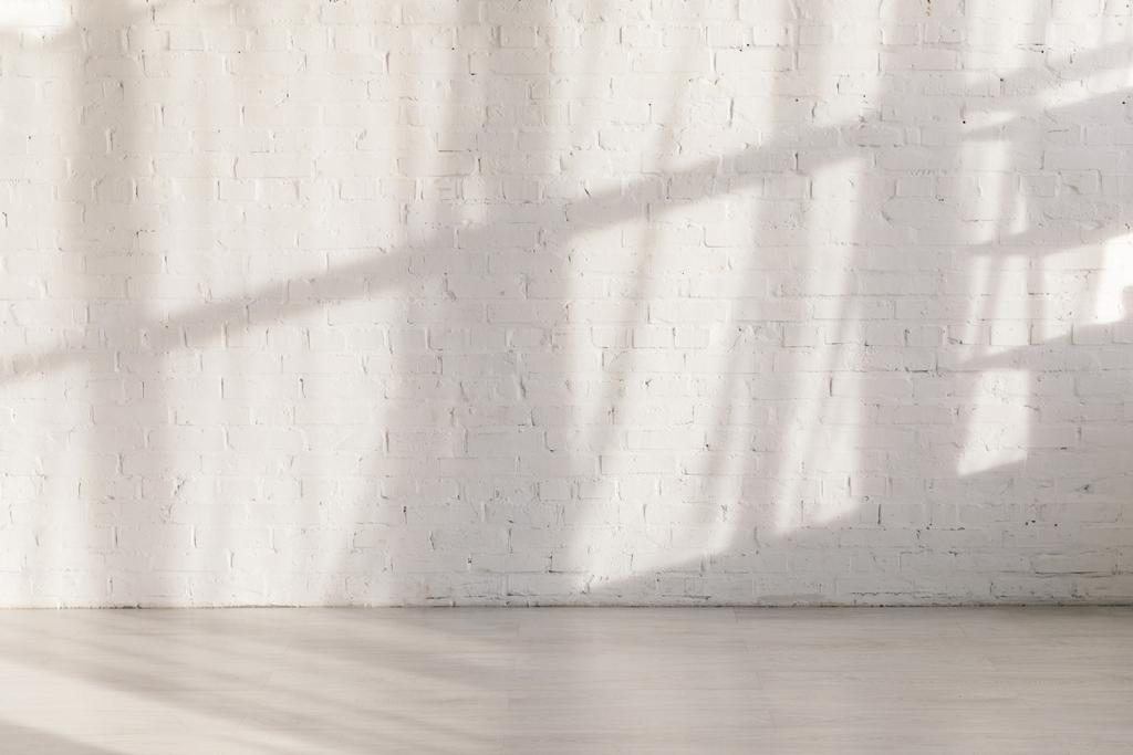 napfény és árnyékok téglafalon az üres jóga stúdióban  - Fotó, kép