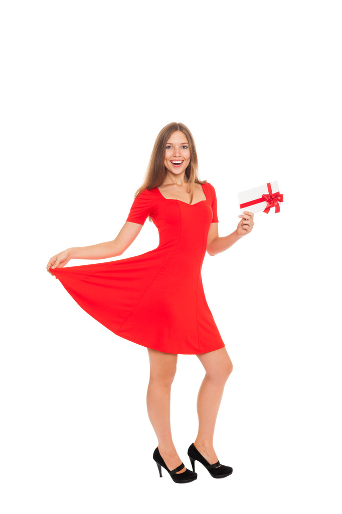 διακοπές κορίτσι με χαρούμενο χαμόγελο εκμετάλλευση κόκκινο δώρο κάρτα - Φωτογραφία, εικόνα