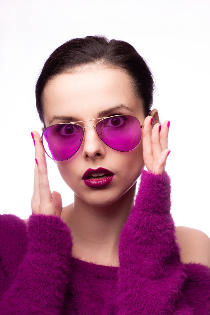 dívka v purpurovém svetru, fialové brýle s fialovou rtěnkou na rtech - Fotografie, Obrázek