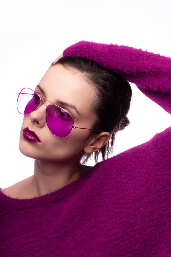 紫のセーターの女の子唇に紫色の口紅の眼鏡 - 写真・画像
