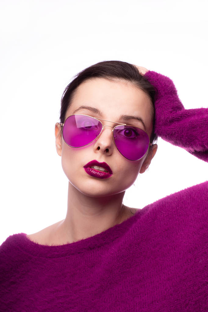 menina em um suéter roxo, óculos roxos com batom roxo em seus lábios
 - Foto, Imagem
