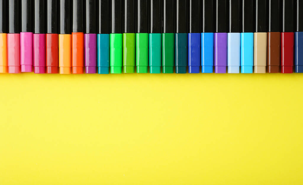 Асортимент кольорових маркерів для малювання, вид зверху
 - Фото, зображення