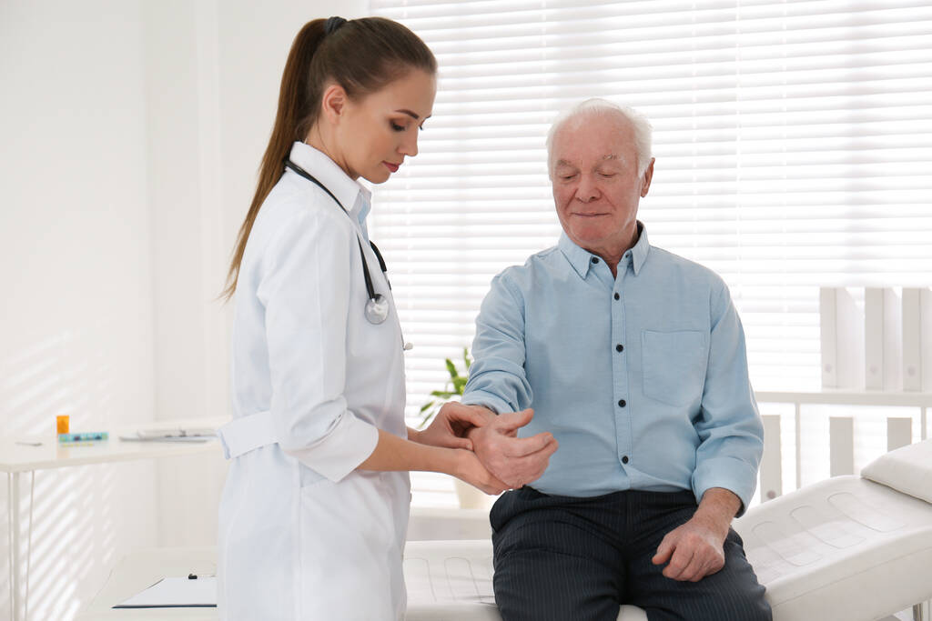 Lékař kontroluje puls staršího pacienta v ordinaci - Fotografie, Obrázek