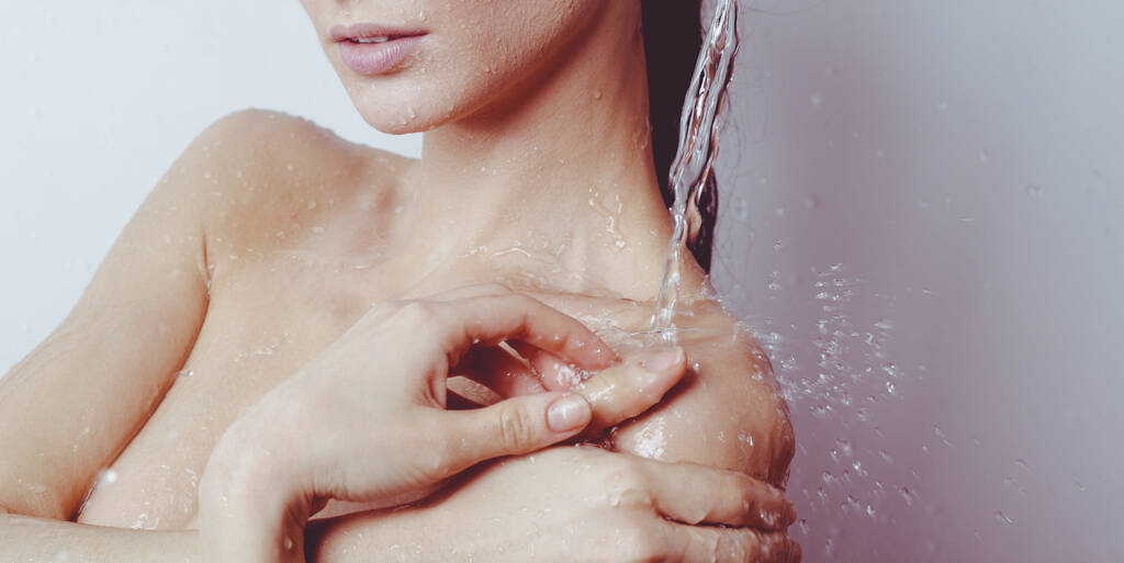 Joven mujer hermosa bajo la ducha en el baño
 - Foto, Imagen