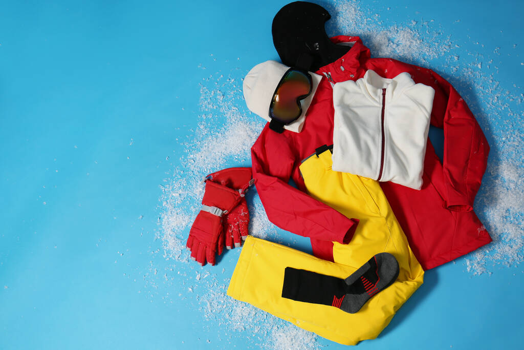 Tyylikäs talviurheilun vaatteet vaaleansininen tausta, tasainen lay. Tekstitila
 - Valokuva, kuva