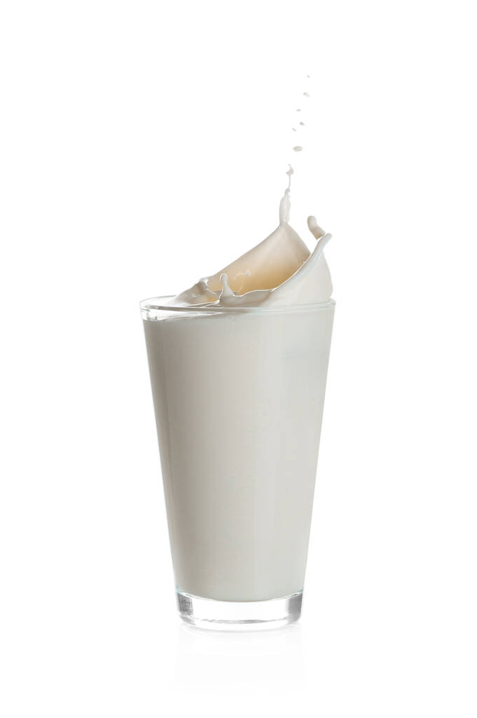 ミルクは白いガラスの上に隔離された - 写真・画像