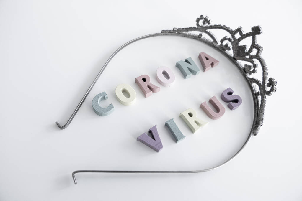 Coronavirus Bunte Spielbuchstaben auf weißem Hintergrund und Krone - Foto, Bild