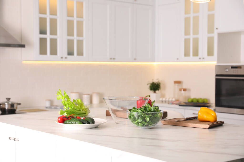 Frisches Gemüse für Salat auf moderner Kücheninsel - Foto, Bild
