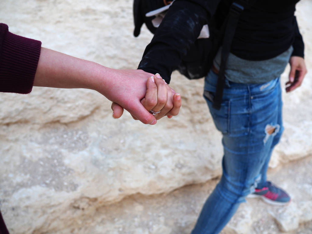 Βοηθώντας να δώσει το χέρι σε ένα φίλο ενώ αναρρίχηση σε εξωτερικούς χώρους - Φωτογραφία, εικόνα