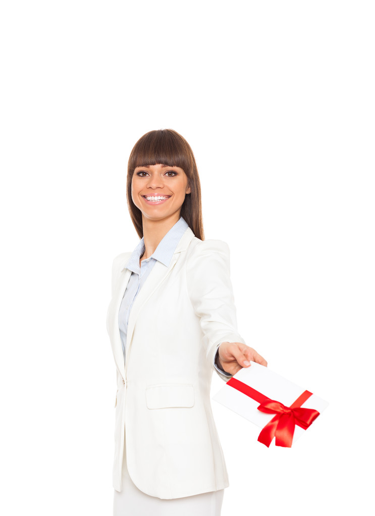 Ділова жінка щаслива посмішка тримає подарункову картку подарунок з червоним бантом
. - Фото, зображення