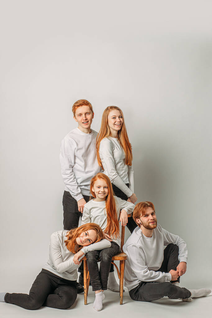 sorelle, fratelli con i capelli rossi naturali posa alla macchina fotografica
 - Foto, immagini