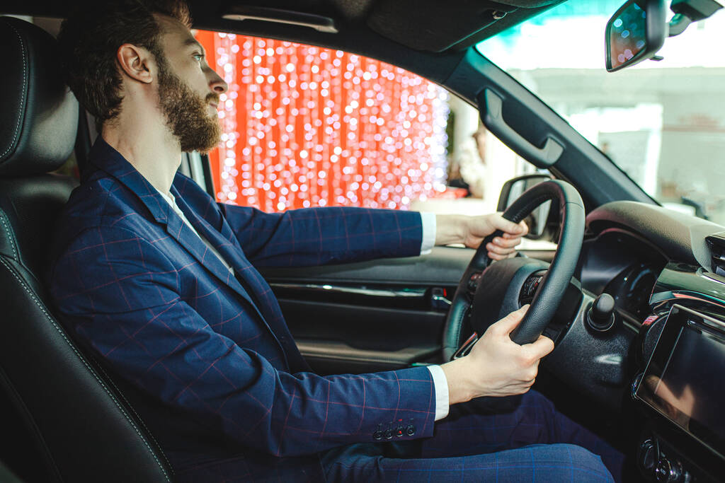 vista lateral en hombre barbudo feliz en coche comprado nuevo
 - Foto, imagen