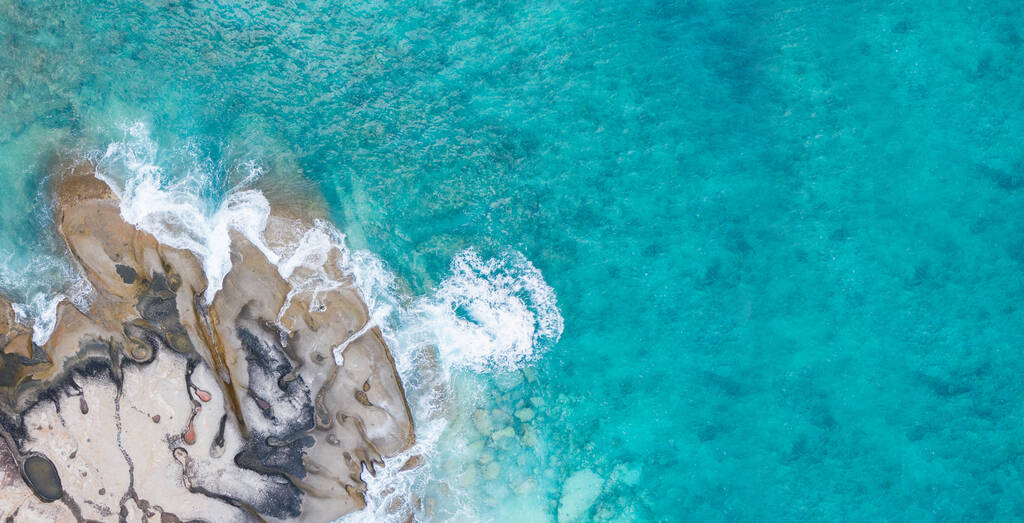 Aerail uitzicht op tropische rotsen in de blauwe oceaan. Kopieerruimte.  - Foto, afbeelding