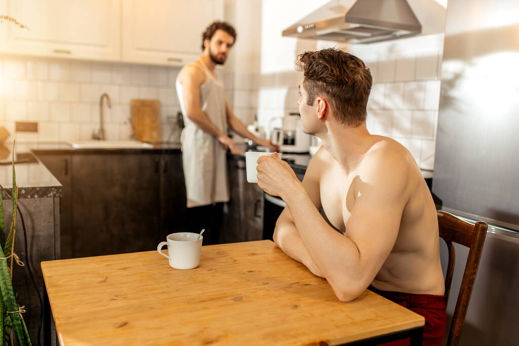 красива гей пара на кухні
 - Фото, зображення