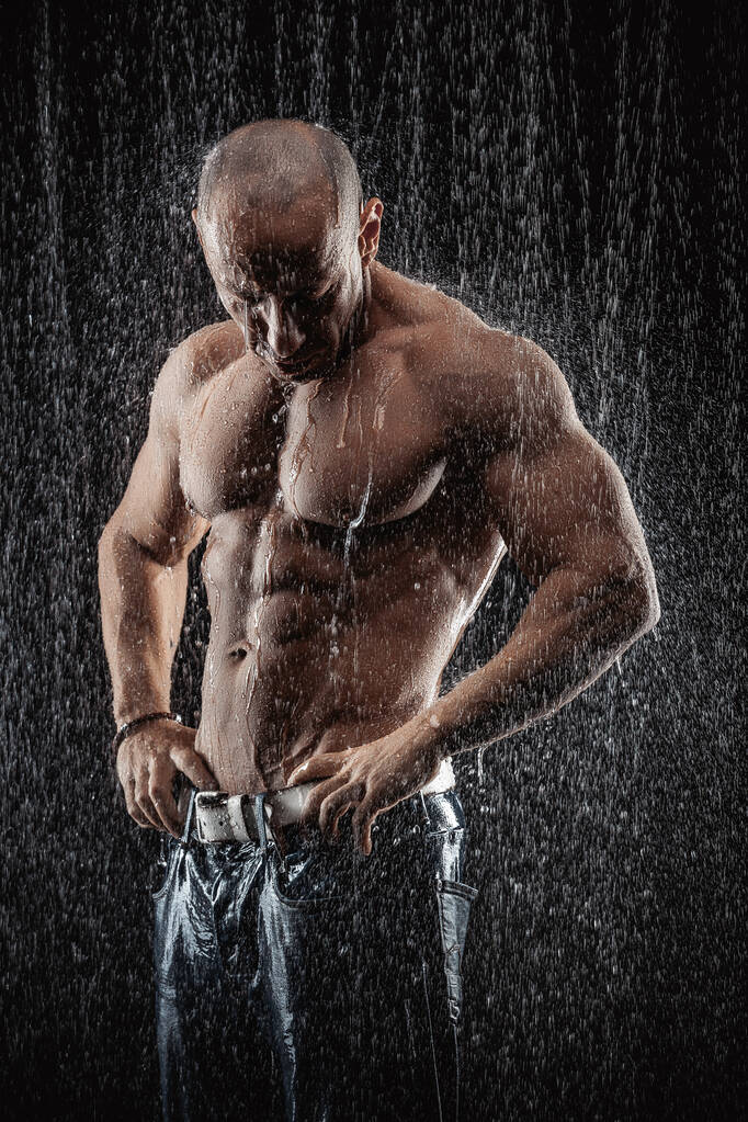 bardzo umięśnione przystojny mężczyzna sportowiec w deszczu - Zdjęcie, obraz