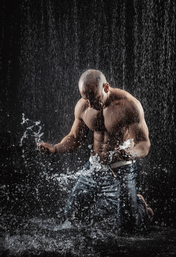 雨の中で非常に筋肉運動美男子 - 写真・画像