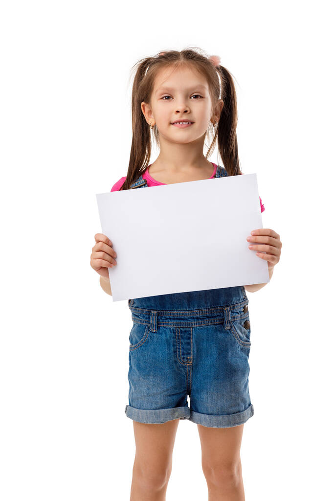 Glückliches süßes Kind Mädchen hält leere Leerzeichen - Foto, Bild
