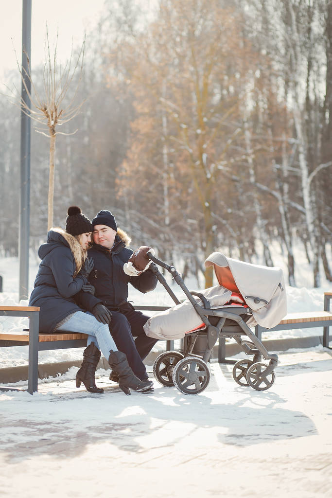 Familia en un parque de invierno
 - Foto, imagen