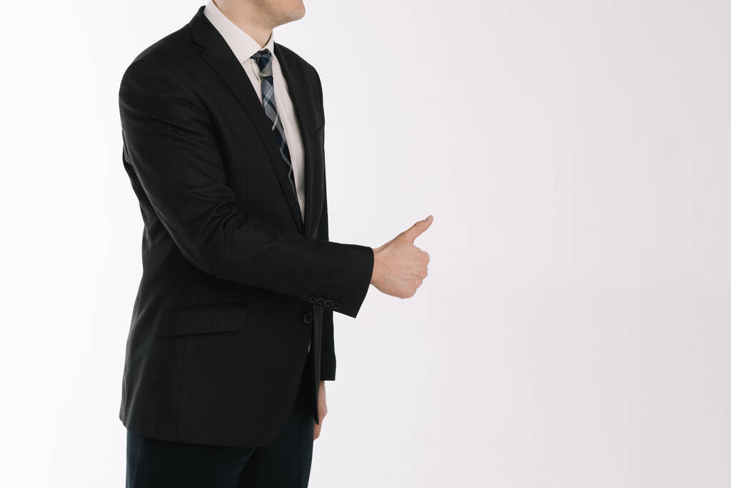 портрет бизнесмена, стоящего на белом фоне. Рука показывает жест класс
 - Фото, изображение