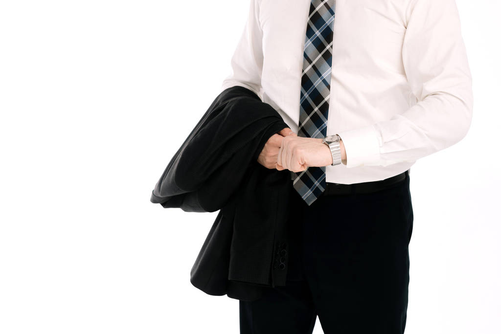 Un hombre de negocios con traje mira el reloj de su mano sobre un fondo blanco
. - Foto, imagen
