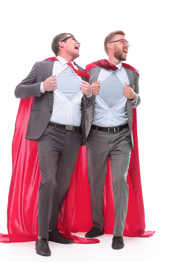 δύο συνεργάτες με κόκκινες κάπες που στέκονται στο Superman θέτουν - Φωτογραφία, εικόνα