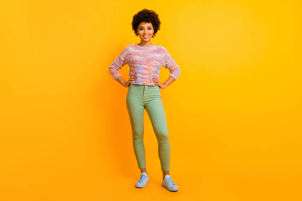 Full size φωτογραφία του γοητευτικού κοριτσίστικη νεολαία afro american κορίτσι απολαύσετε διασκέδαση διακοπές φθινόπωρο φορούν όμορφη μοντέρνα jumper υποδήματα που απομονώνονται πάνω λάμψη φόντο χρώμα - Φωτογραφία, εικόνα