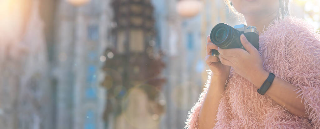 ευτυχισμένο ταξίδι closeup ασιατική γυναίκα χέρι scoot ταξιδιώτη φωτογραφική μηχανή συλλάβει τη μνήμη με φόντο την περίφημη αρχιτεκτονική ορόσημο, ασιατική φωτογράφος ταξιδεύουν με φωτογραφική μηχανή έννοια διακοπών - Φωτογραφία, εικόνα