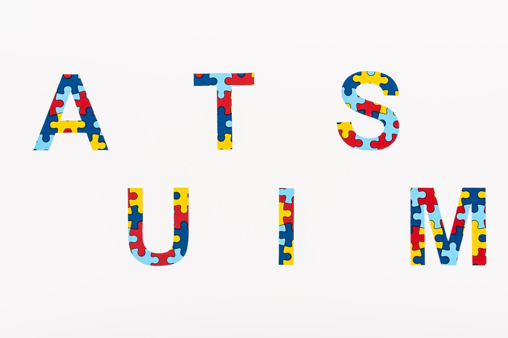 Horní pohled na Autismus puzzle nápis izolovaný na bílém  - Fotografie, Obrázek