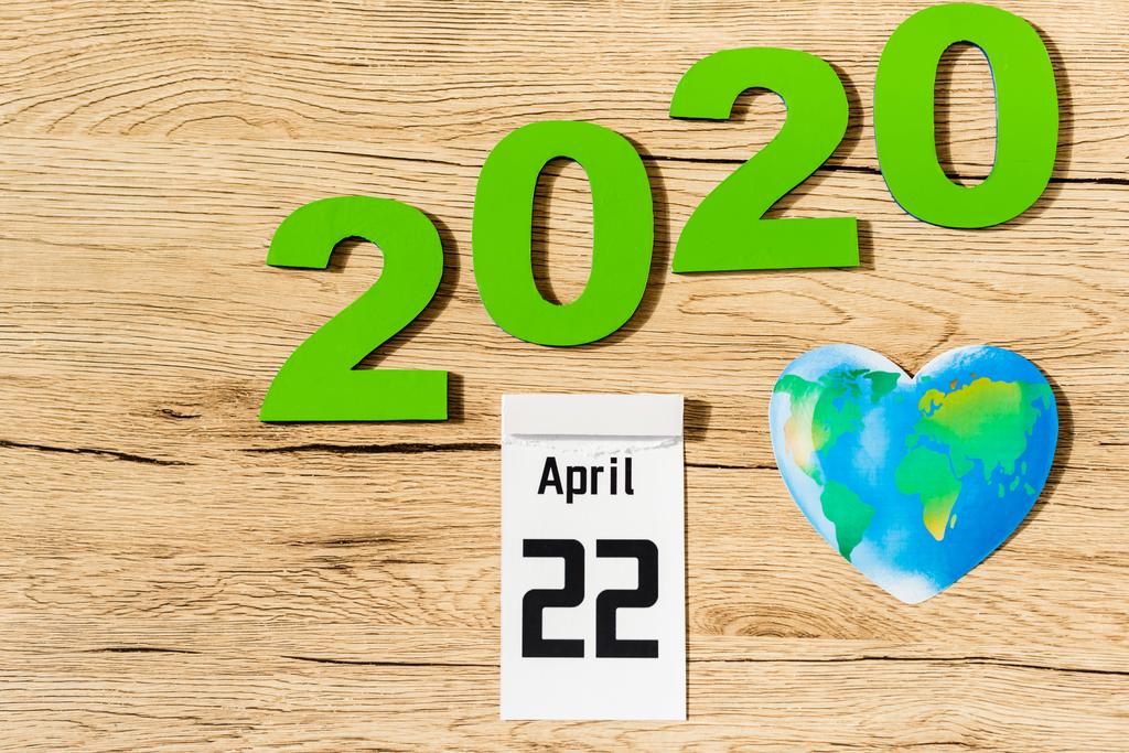 Vista superior da data 22 abril 2020 e globo em fundo de madeira, conceito de dia de terra
 - Foto, Imagem